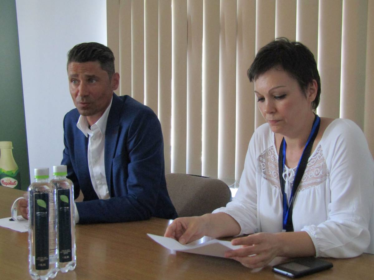 Cornel Cărămizaru és Popa Enikő, a marosvásárhelyi gyár vezetői &bullet;  Fotó: Bakó Zoltán