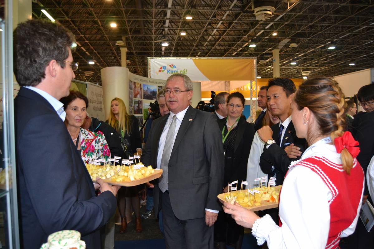 Az EMGESZ székelyföldi képviselője, Tiboldi László (balra) köszönti Fazakas Sándor szaktárcavezetőt • Fotó: EMGESZ