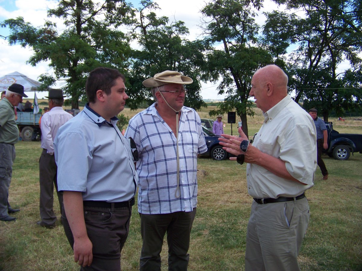 A hegyközcsatári rozsarató és tarlóhántó hagyományőrző ünnepségen: Laskovics István, Ványi Attila, az ÉGE elnöke és Korinek László Pécs városából, a Magyarok Kenyere-program ötletgazdája &bullet;  Fotó: Érmelléki Gazdák Egyesülete