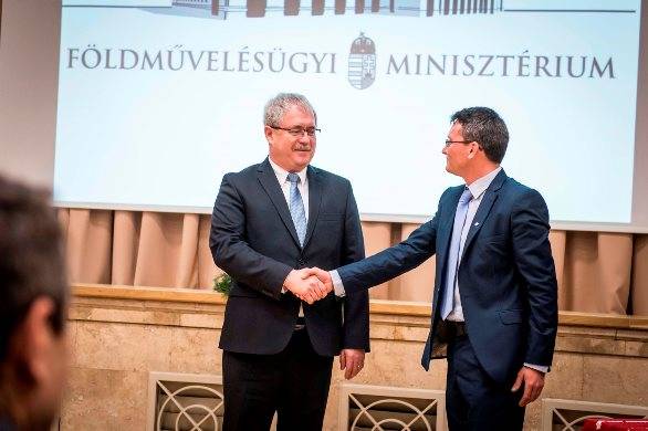 Az egyezmény aláírását követő kézfogás: Fazekas Sándor földművelésügyi miniszter és Csomortányi István, az EMGESZ elnöke &bullet;  Fotó: EMGESZ