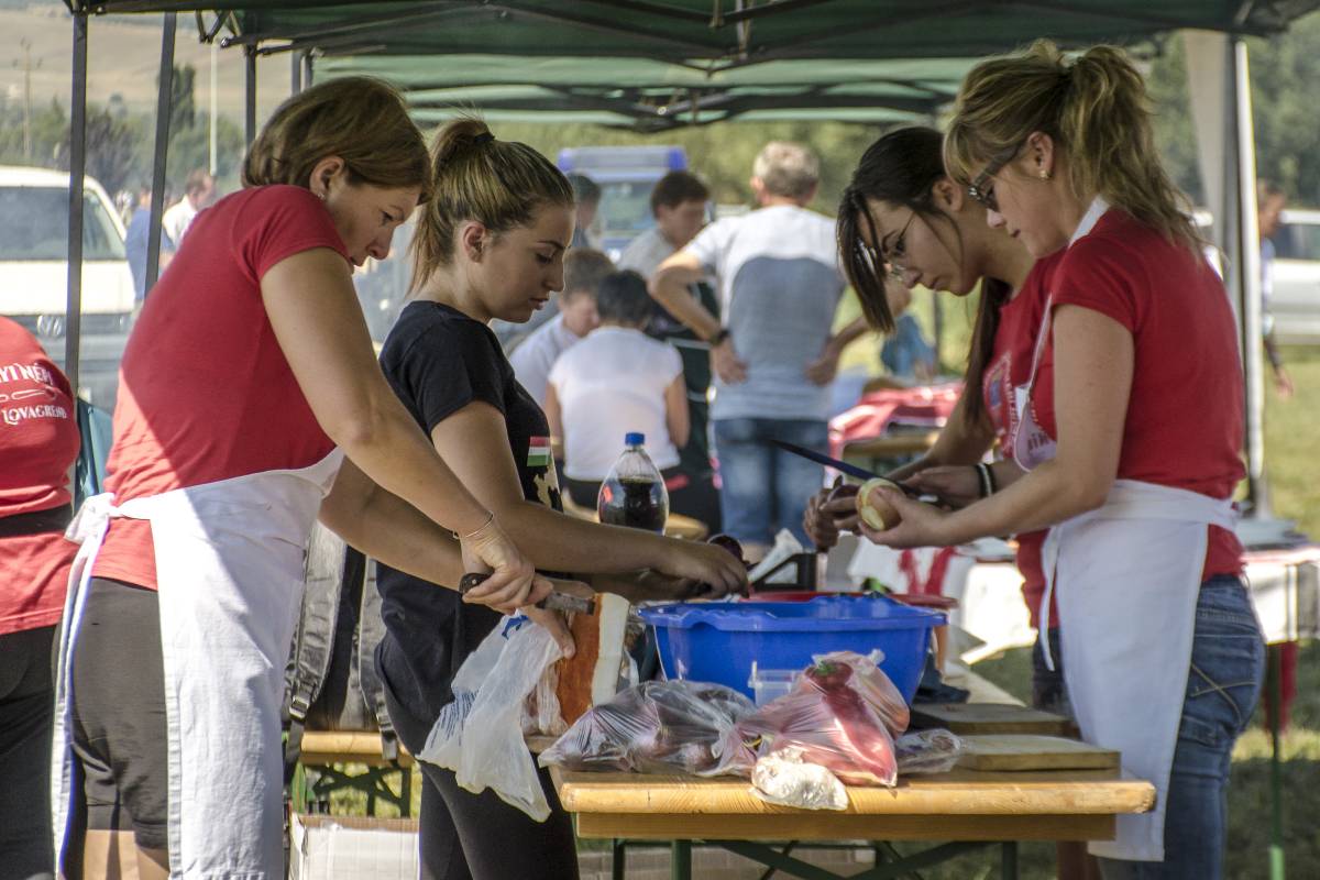 Készül a finomság. A fesztiválon idén főzőversenyt is hirdettek &bullet;  Fotó: Veres Nándor