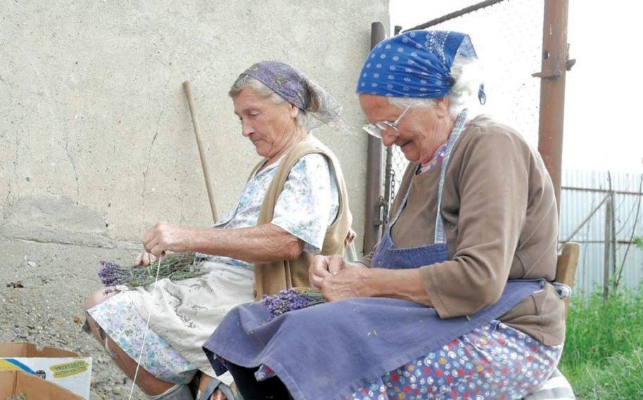 Kaláka a Végső portán Monospetriben. A szorgos kezekre télen-nyáron mindig nagy szükség van &bullet;  Fotó: Sütő Éva