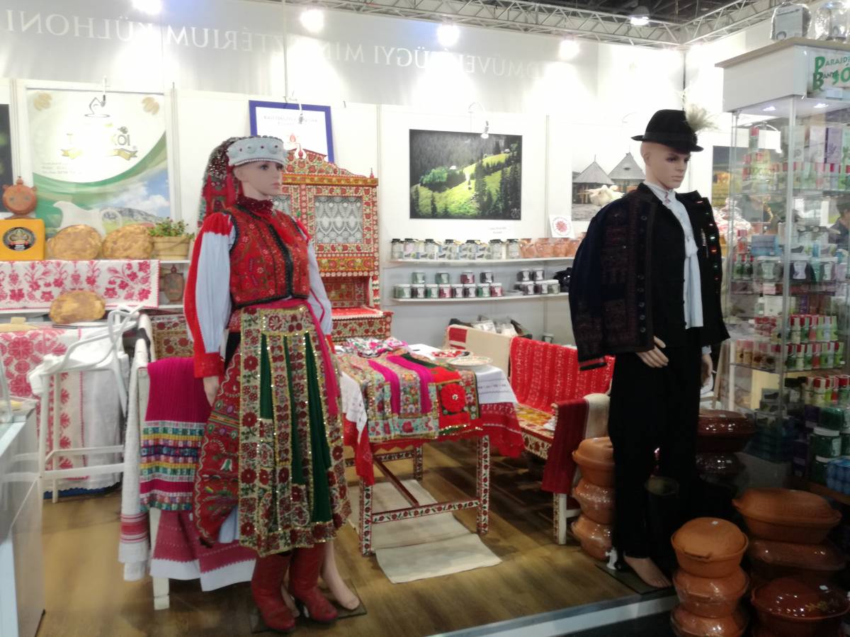 Kalotaszegi tisztaszoba a budapesti vásáron: Erdély minden régiója képviseltette magát az OMÉK erdélyi standjain &bullet;  Fotó: EMGESZ