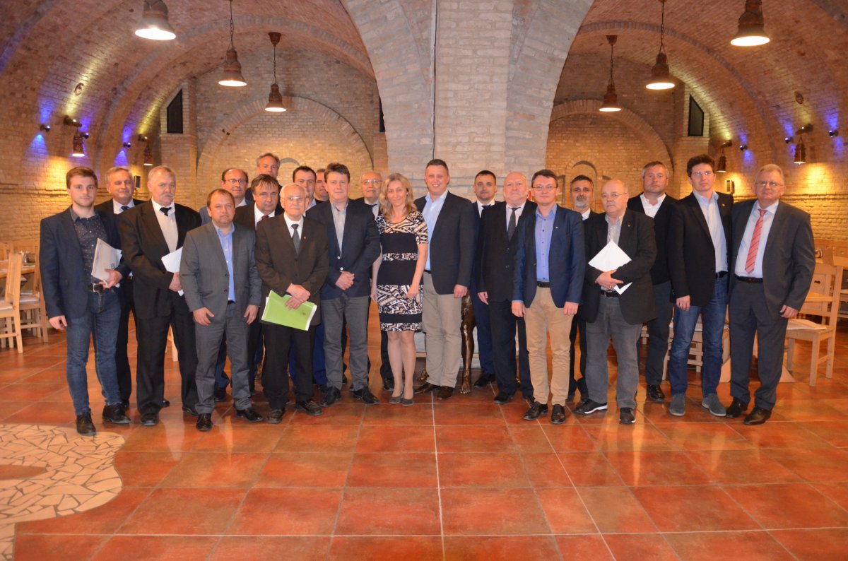 Csoportkép Kárpát-medencei gazdákkal: Magyarország figyel a külhoni termelők elvárásaira &bullet;  Fotó: EMGESZ