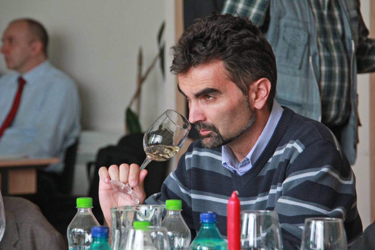 Kentelki Endre egyetemi oktató bort kóstol •  Fotó: Haáz Vince