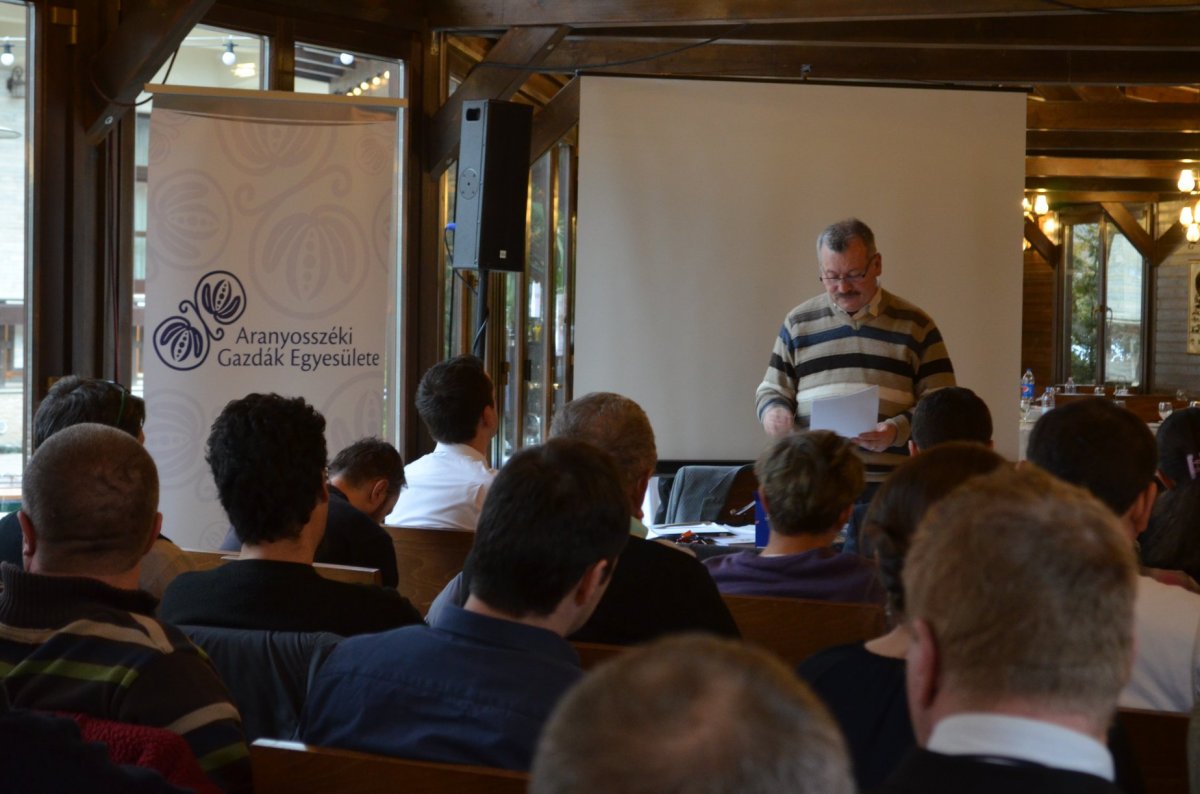 Az APIA képviselője, Kovács István a gazdák kérdéseinek özönében &bullet;  Fotó: Aranyosszéki Gazdák Egyesülete