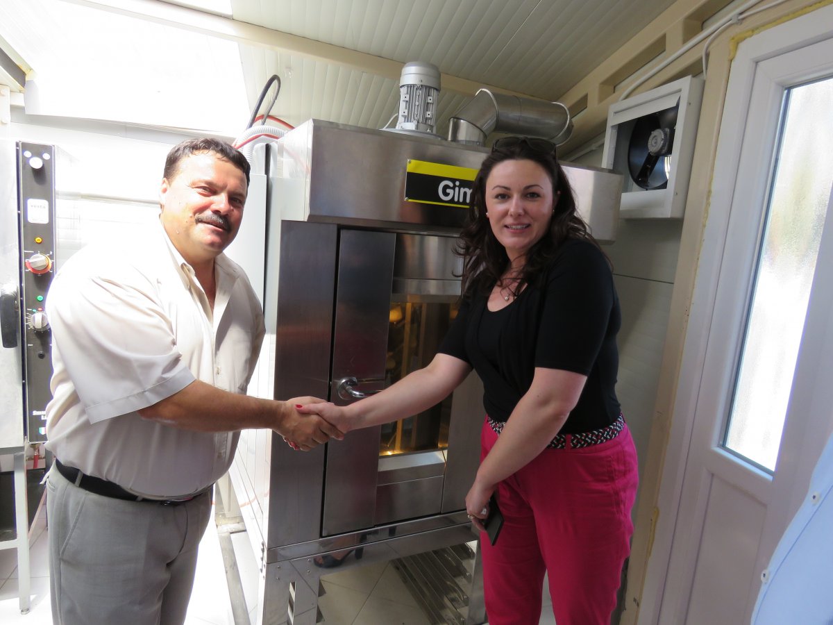 Sikeres pályázat: Varga Mónika a Bea Han pékség tulajdonosával, Varga Róberttel fog kezet &bullet;  Fotó: Pro Economica Alapítvány