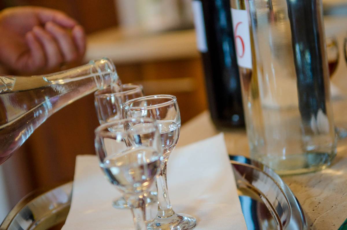 Oroszhegyi pálinkamustra: Erdély-szerte virágkorát éri a gyümölcspárlatok készítése és forgalmazása &bullet;  Fotó: Barabás Ákos