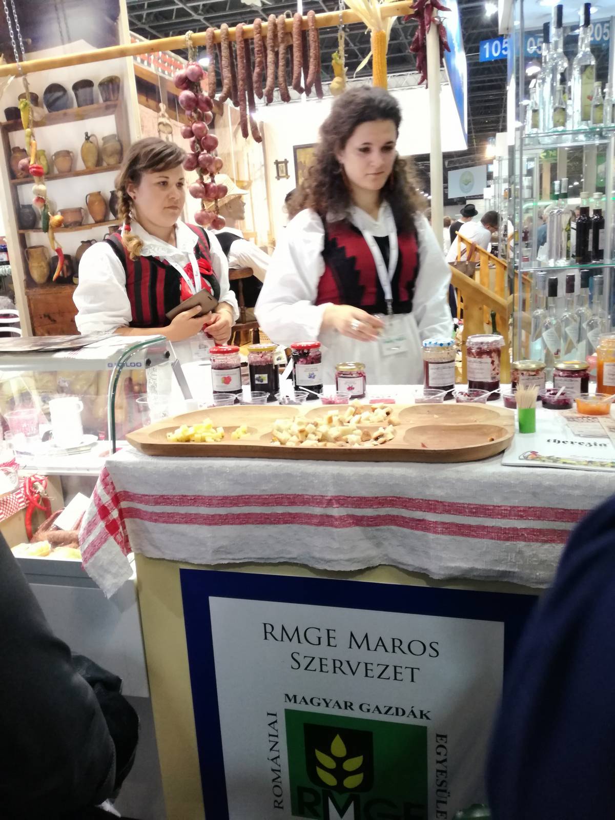 Magyarországi élelmiszeripari és mezőgazdasági kiállításokon is megméretkeztek a Maros megyei gazdák •  Fotó: EMGESZ