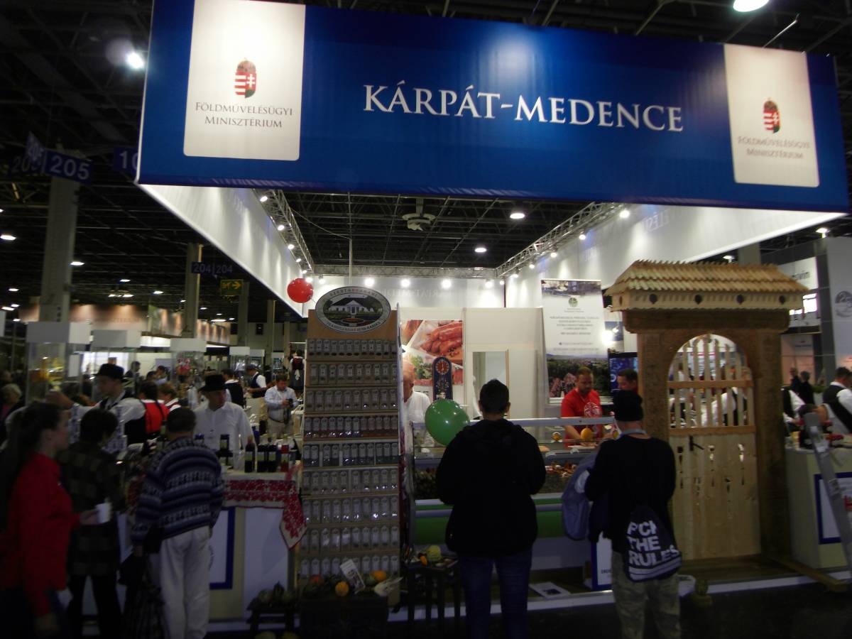 Az EMGESZ egy székely kaput is felállított, amely az erdélyi standokhoz érkezőket fogadta &bullet;  Fotó: EMGESZ