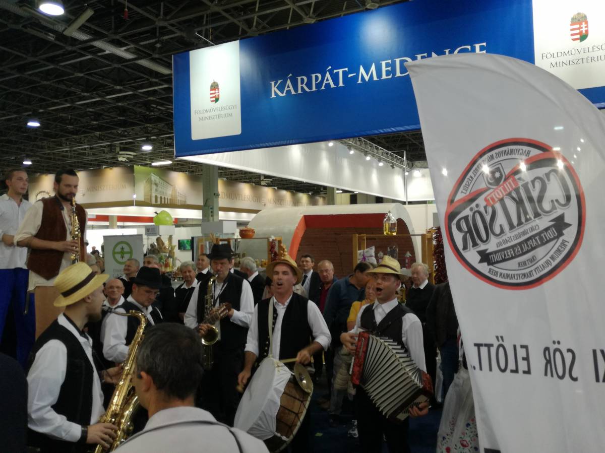A zenekar sokat időzött a Csíki Sör standjánál. Nem is maradtak szárazak a torkok &bullet;  Fotó: EMGESZ