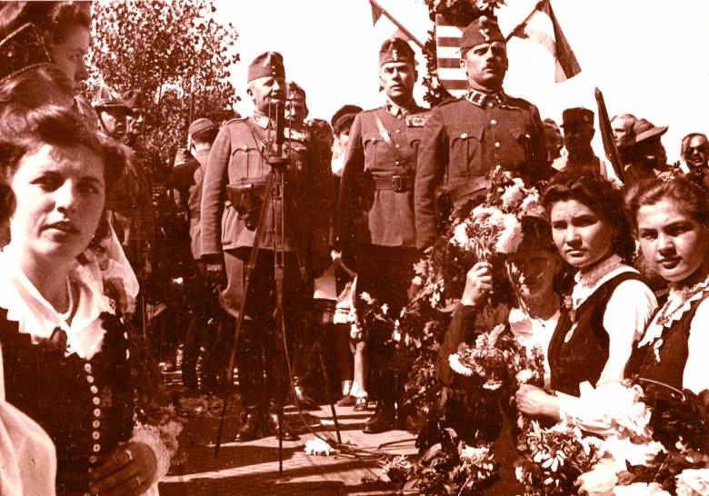 A honvédek bevonulása Sepsiszentgyörgyre: a magyarság Székelyföld-szerte virágesővel fogadta a magyar katonákat • Fotó: Archív