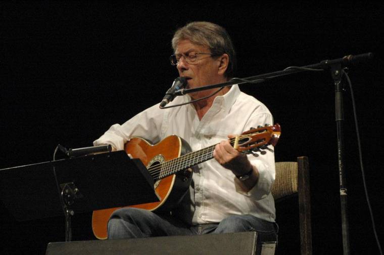 Egy srác egy gitárral