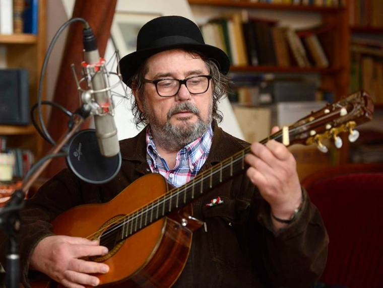 Elhunyt Dinnyés József zeneszerző, énekes-gitáros