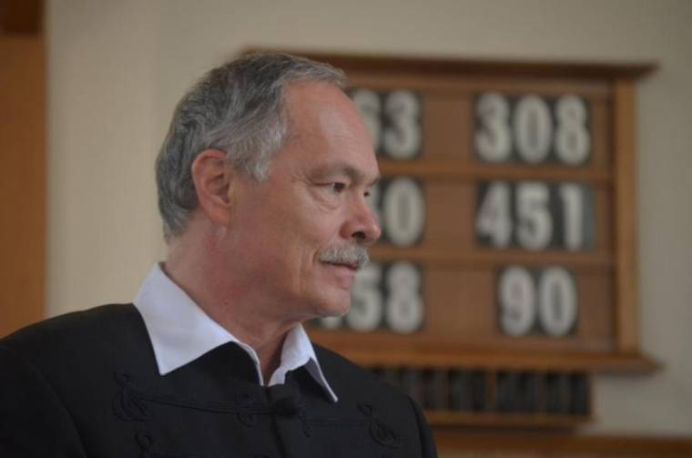 Aki mindenkit a keresztnevén szólít