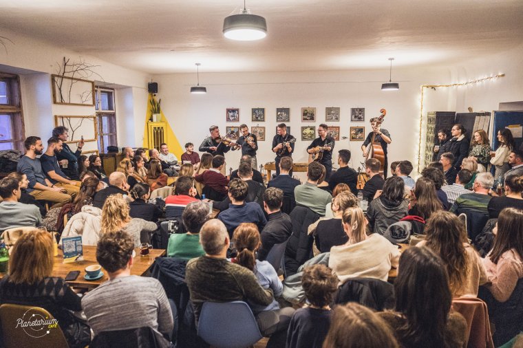 A táncházmozgalom berkein belül érzik igazán jól magukat a kolozsvári Katlan zenekar tagjai