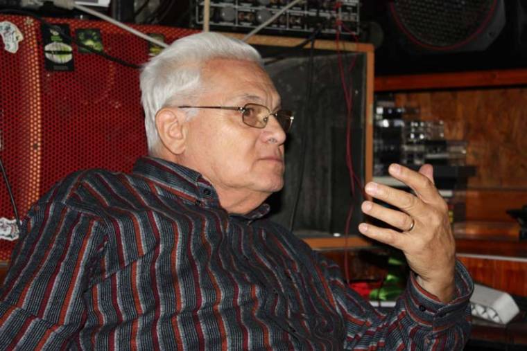 A színházban is el kellett menni a falig