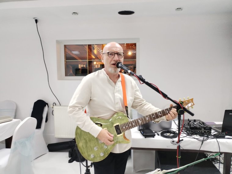 Így lesz közönségből közösség. Színpad és katedra között Miklós Gyurival (INTERJÚ)