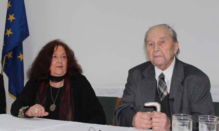 Egy évszázad festményekkel és őrangyalokkal