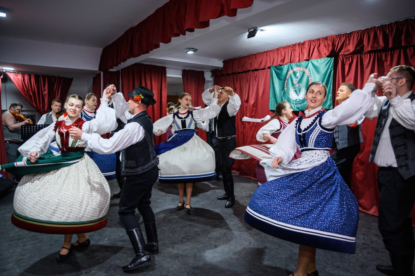 Árvalányhaj Néptánccsoport