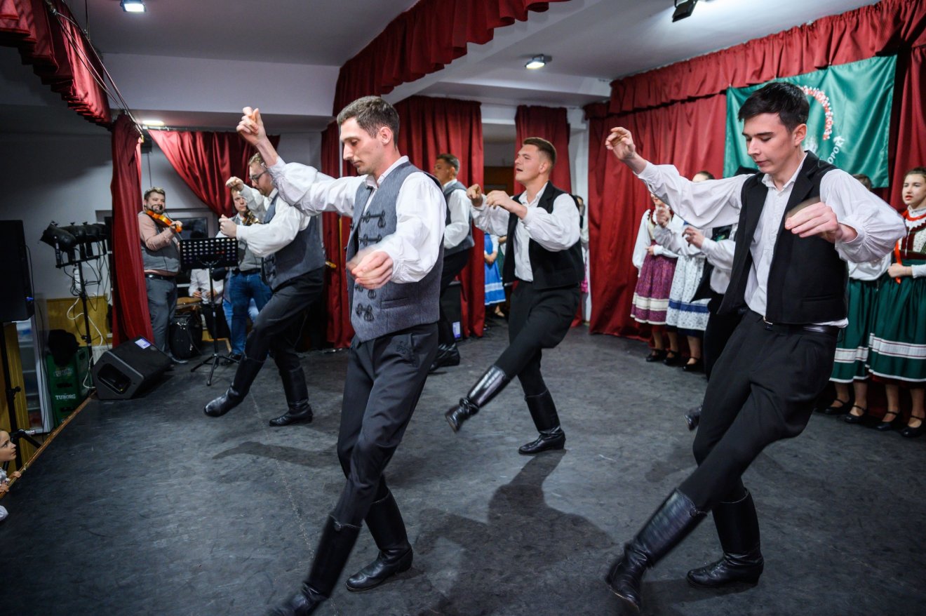 Árvalányhaj Néptánccsoport