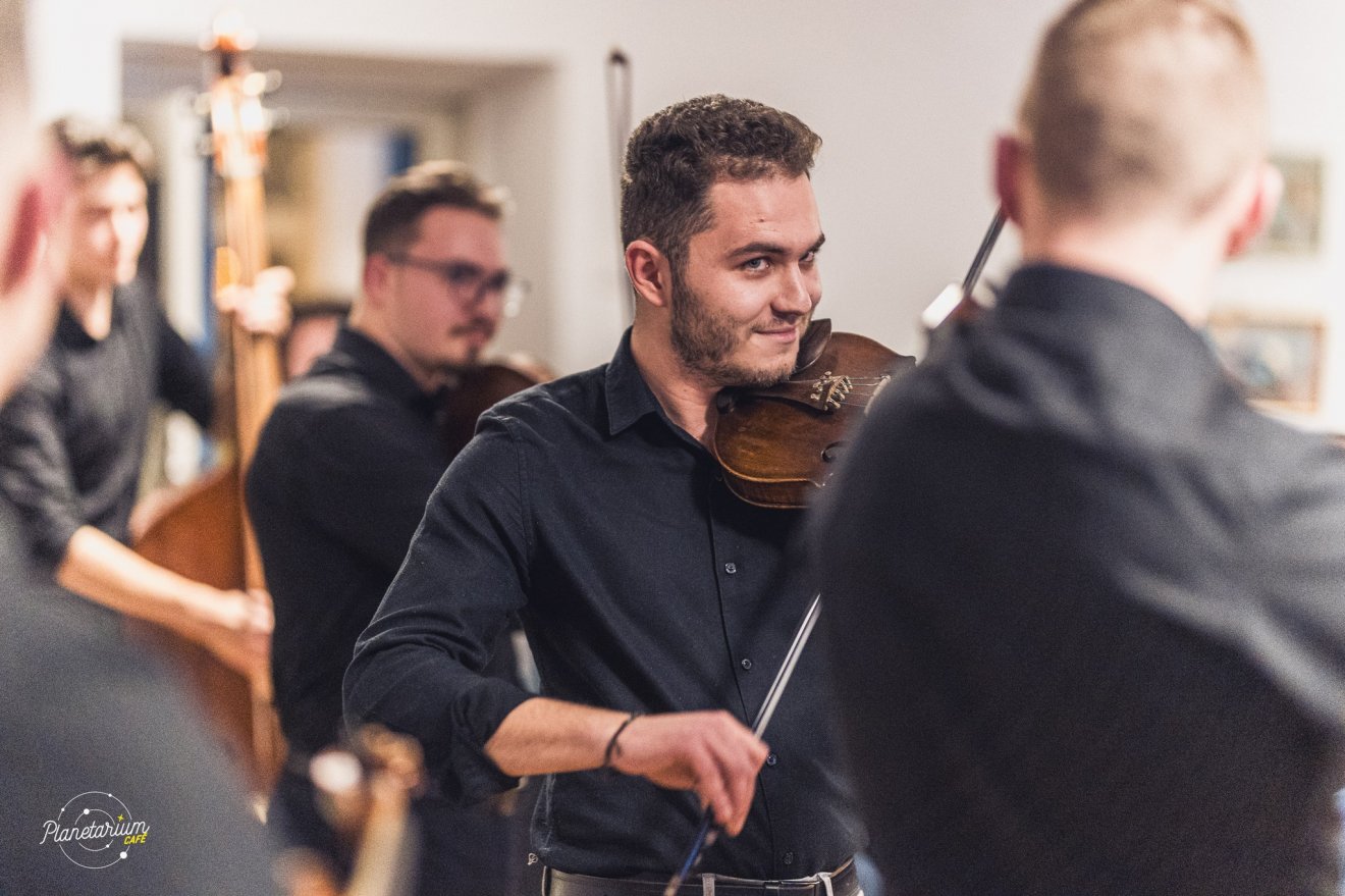 Miklósi Hunorral, az együttes hegedűsével beszélgettünk •  Fotó: Serar Szabolcs