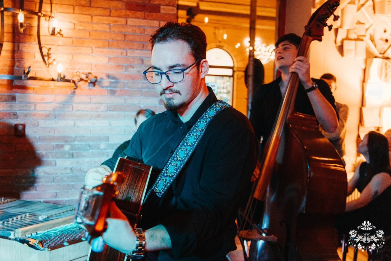 Vincze Balázs gitáros, brácsás is beszélt tapasztalatairól, élményeiről •  Fotó: Facebook/Katlan