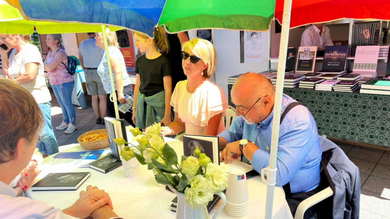 Budapesten, az Ünnepi Könyvhéten dedikál Liktor Katalin és Takaró Mihály • Fotó: Facebook/Liktor Katalin