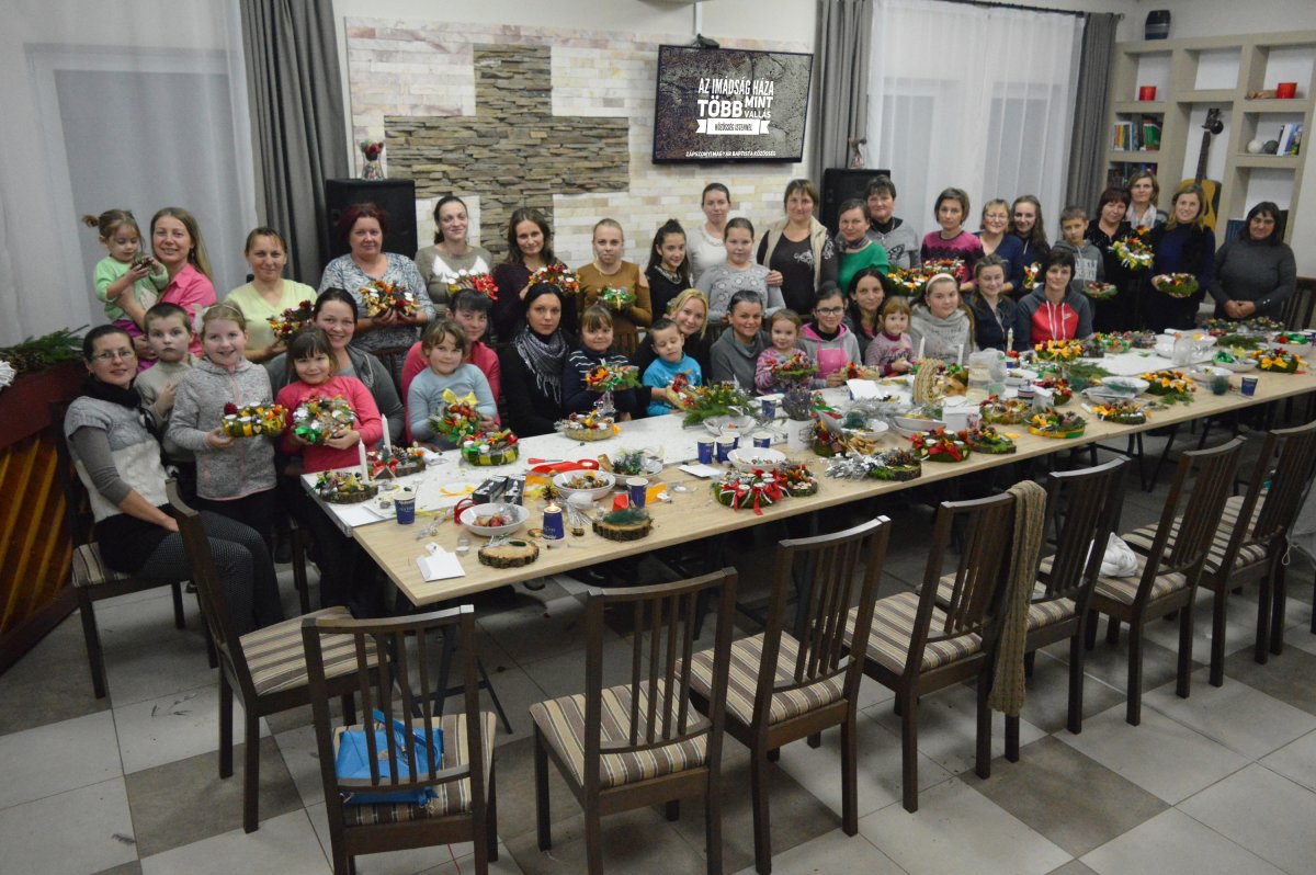 Adventi koszorúk. Sok családban csak az asszonyok és a gyerekek készülnek a karácsonyi ünnepre 