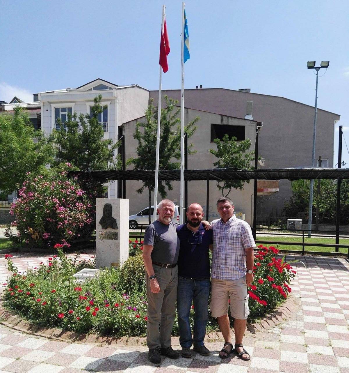 Izsák Balázs, Fatih Erge és László György a rodostói Mikes-emlékmű előtt 