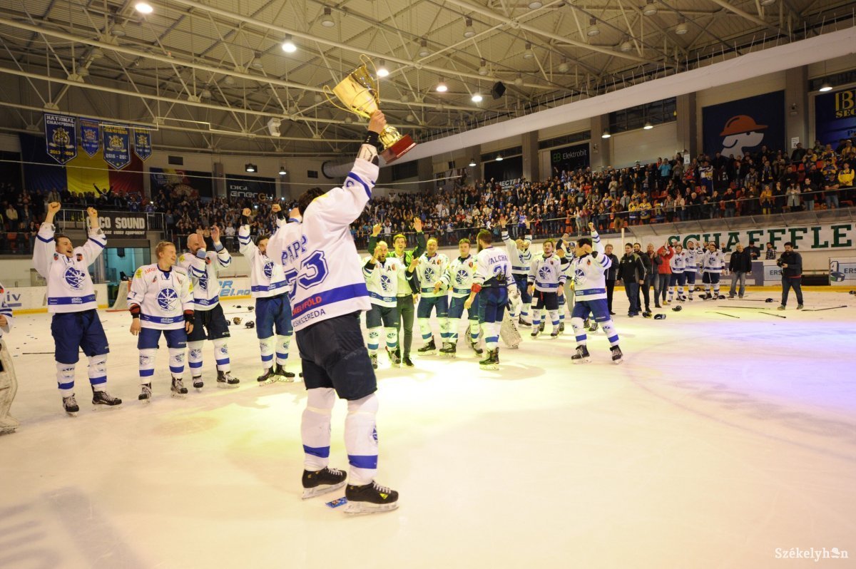 Papp Szabolcs Brassóban emelhette magasba a csíki hoki tizenhatodik bajnoki trófeáját &bullet;  Fotó: Gecse Noémi