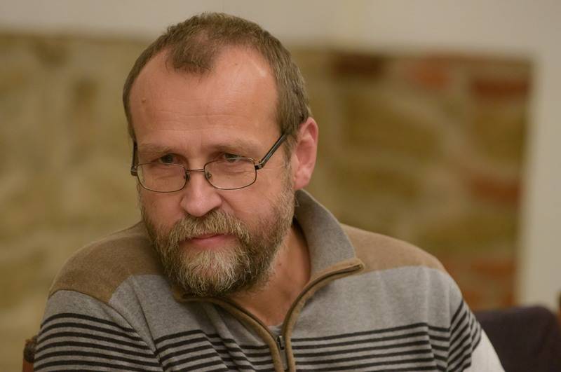 Gazda Árpád újságíró a járvány kezdete óta vezetstatisztikát •  Fotó: Bíró István
