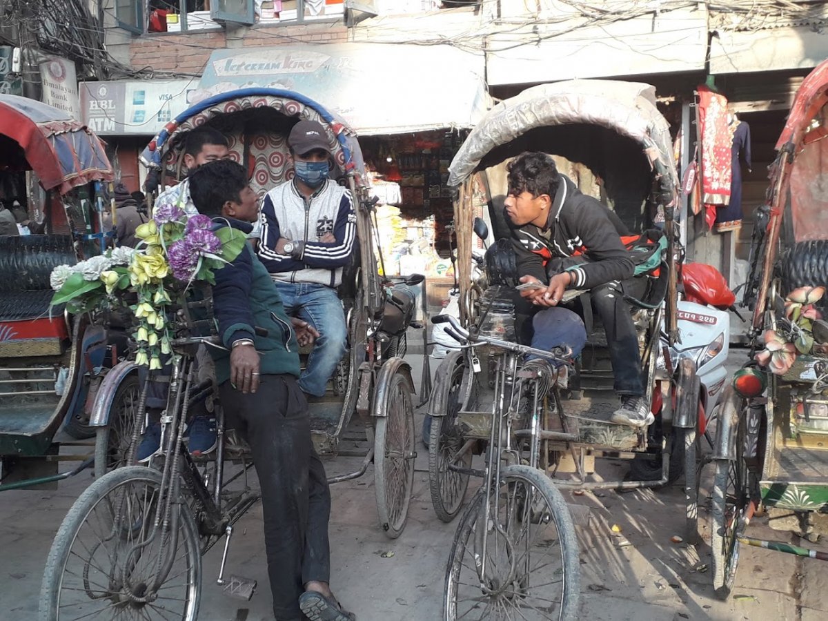 Indiai életkép – ﬁatalok riksán utasokra várva &bullet;  Fotó: Kiss Judit