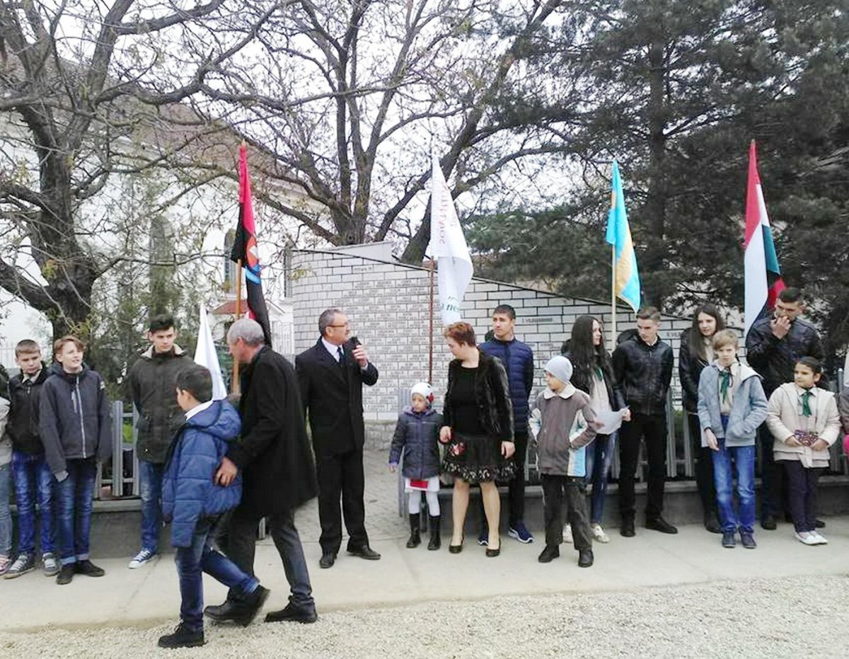 Megemlékezés a megtorlásokban elhunyt köröstárkányiak emlékműve előtt &bullet;  Fotó: Sütő Éva