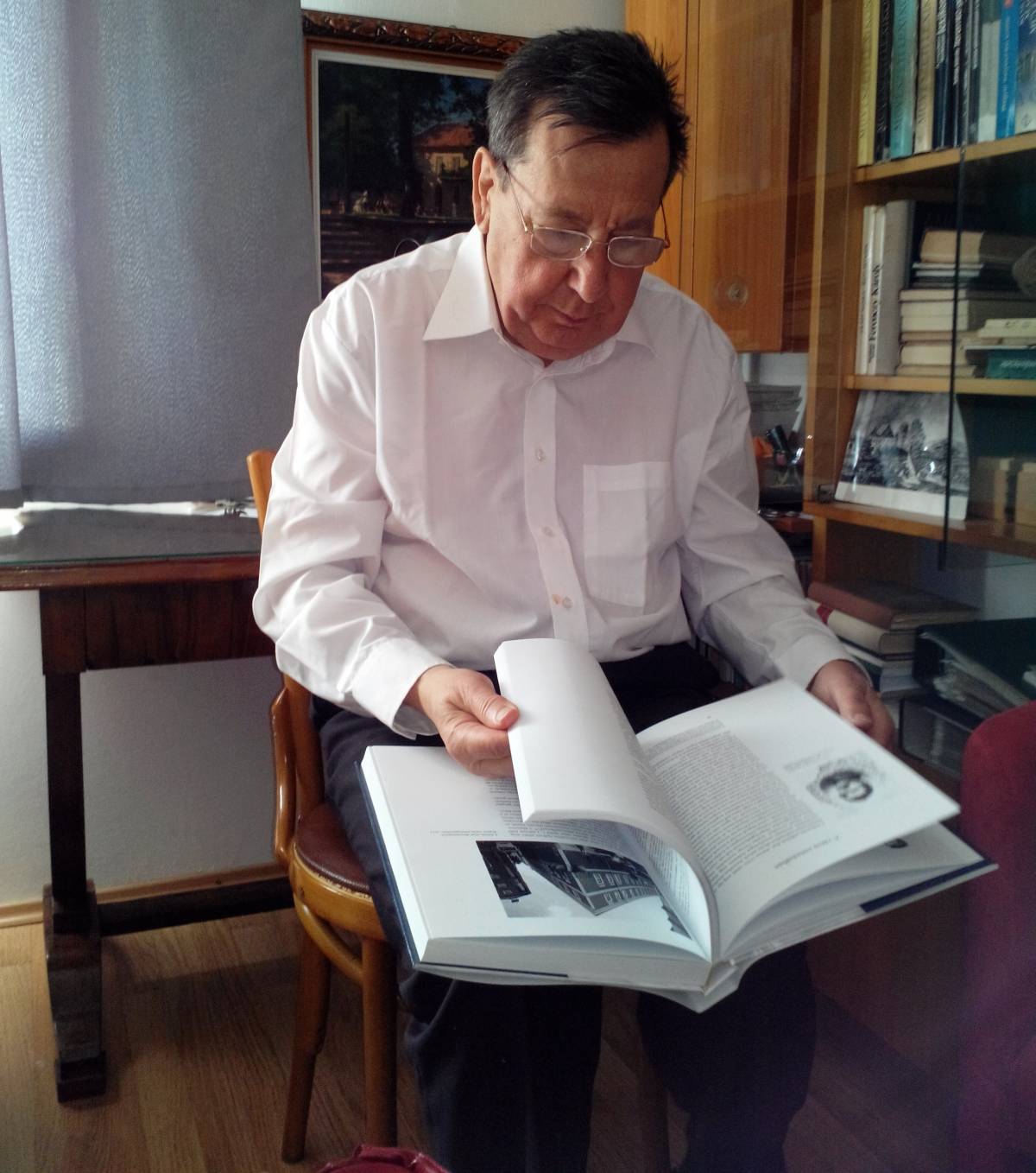 Otthonában az ötvenöt megjelent kötetének egyikével &bullet;  Fotó: Nánó Csaba