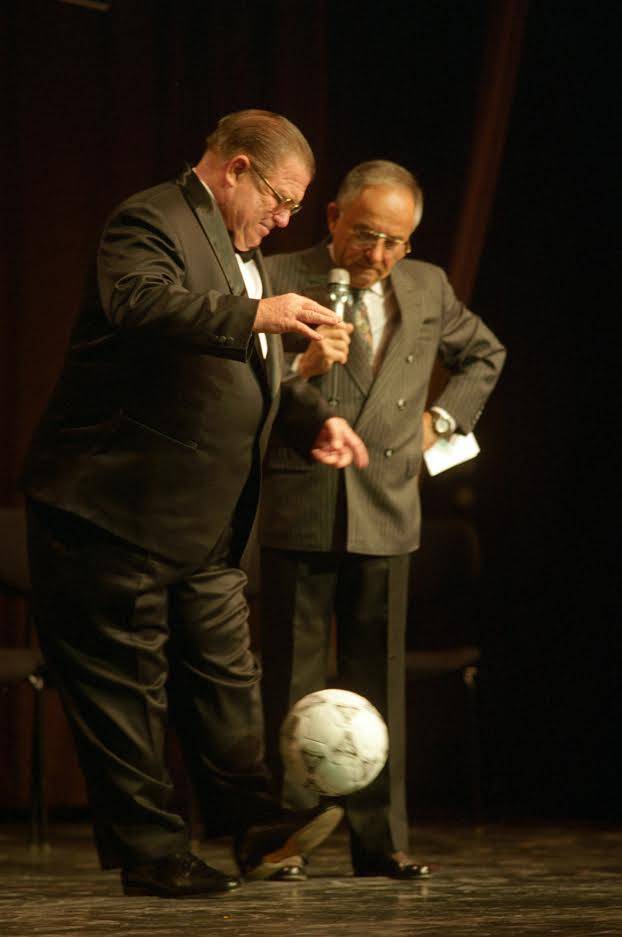 Puskás Ferenc (1927 – 2006)  olimpiai arany- és világbajnoki ezüstérmes magyar labdarúgó és Vitray Tamás •  Fotó: MTI