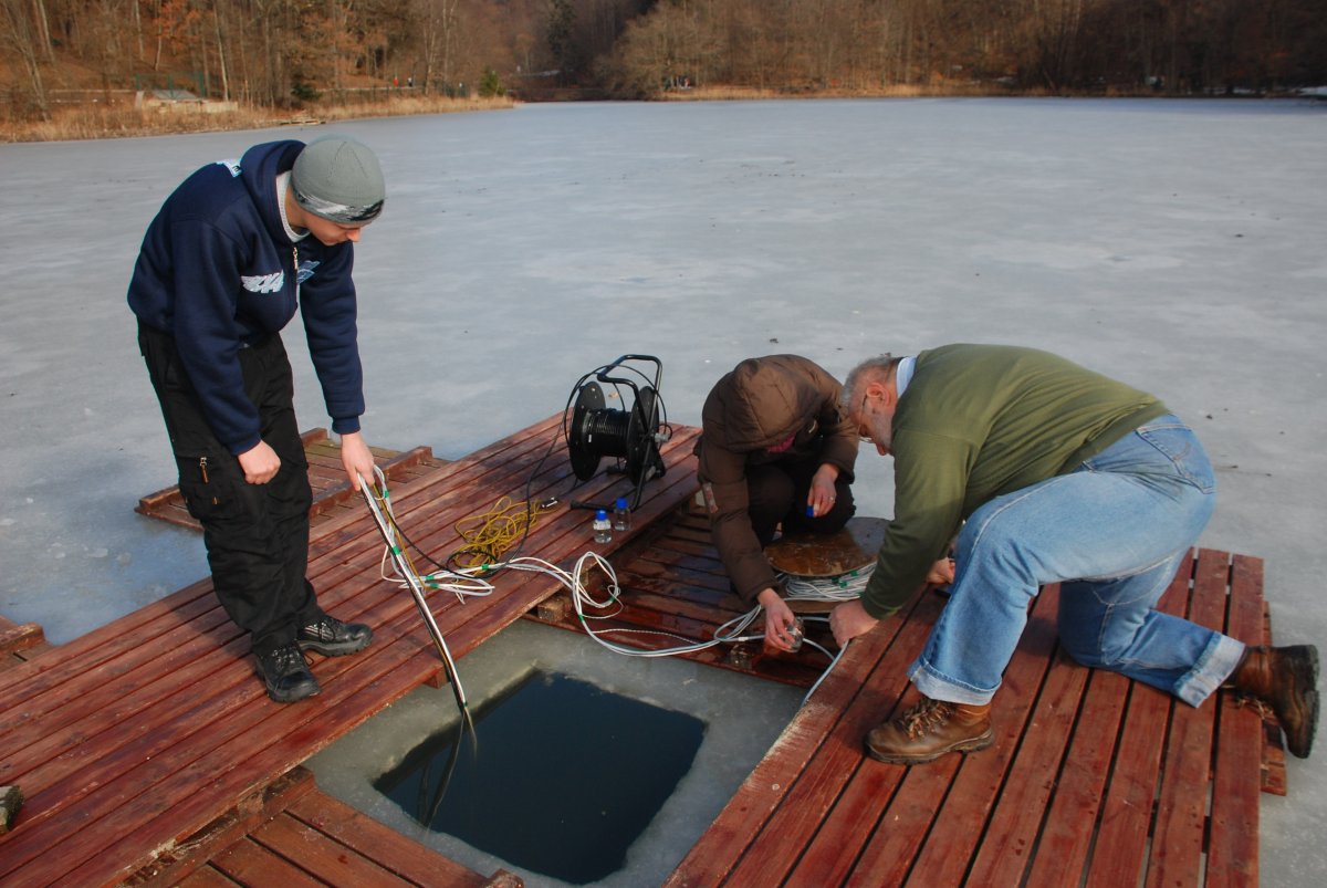 Tudományhoz pénz is kell. A Sapientia biomérnöki tanszékének kutatói mintát vesznek a befagyott Medve-tóból &bullet;  Fotó: Sapientia.ro