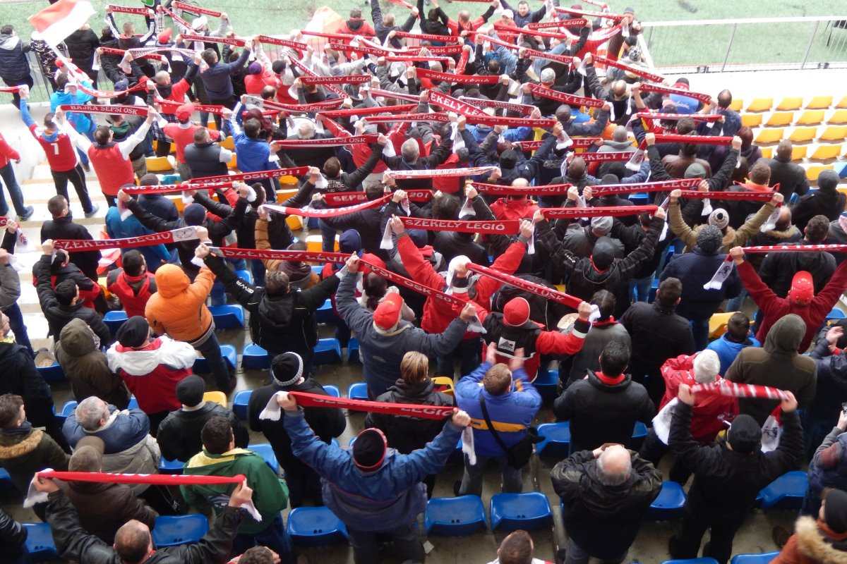 Forró szurkolás, igazi meccshangulat. A szentgyörgyi szurkolók mindehova hűségesen elkísérik kedvenceiket &bullet;  Fotó: Sánta Imre