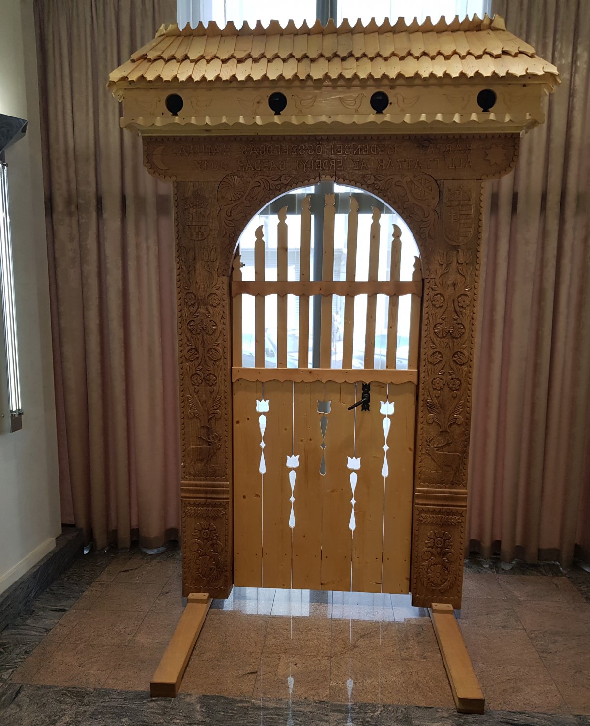 Az Udvarhelyszéki Gazdák Egyesületének Kárpát-medencei összefogás kapuja a budapesti Agrárminisztérium előcsarnokában &bullet;  Fotó: Makkay József