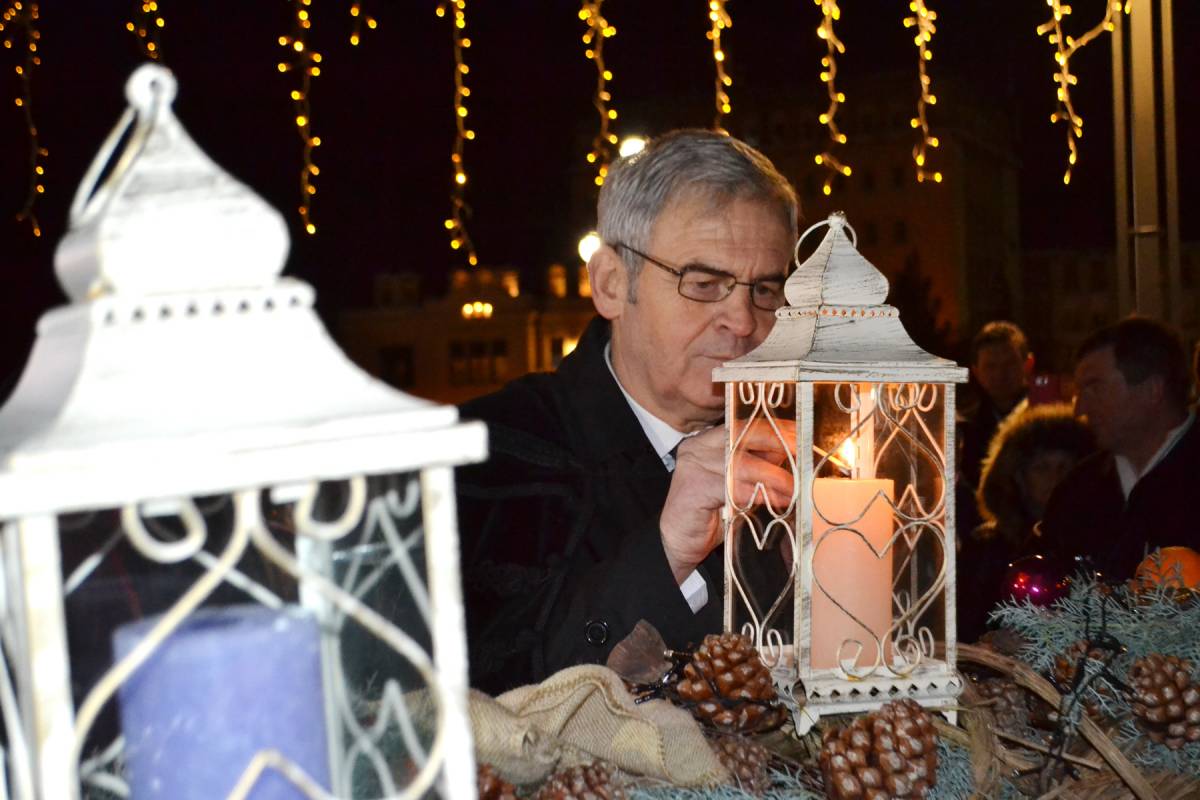 Polgári óévbúcsúztató Nagyváradon december 17-én: a volt püspök meggyújtja a harmadik adventi gyertyát &bullet;  Fotó: Mohácsi László Árpád