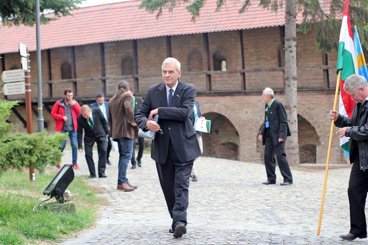 Tőkés László a marosvásárhelyi várban egy konferencia szünetében &bullet;  Fotó: Haáz Vince
