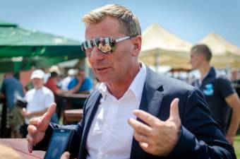Lósport trend és építkezés között