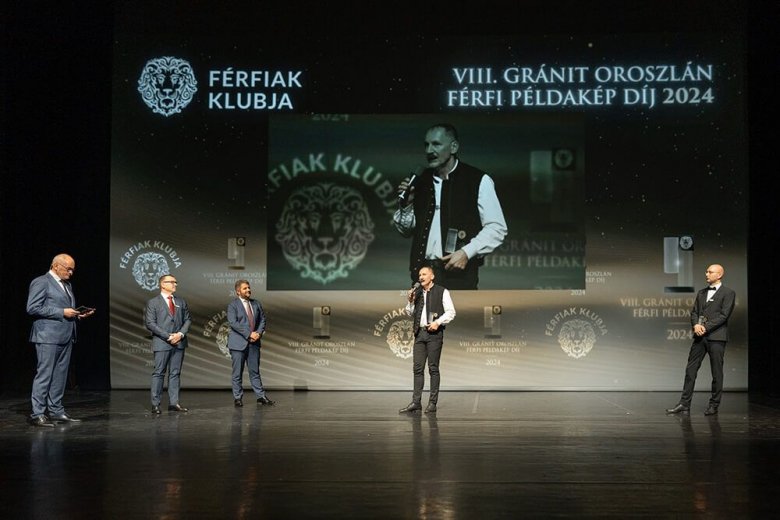 Közéleti kategóriában Horváth Szilárd televíziós, rádiós szerkesztőt díjazták •  Fotó: Férfiak Klubja