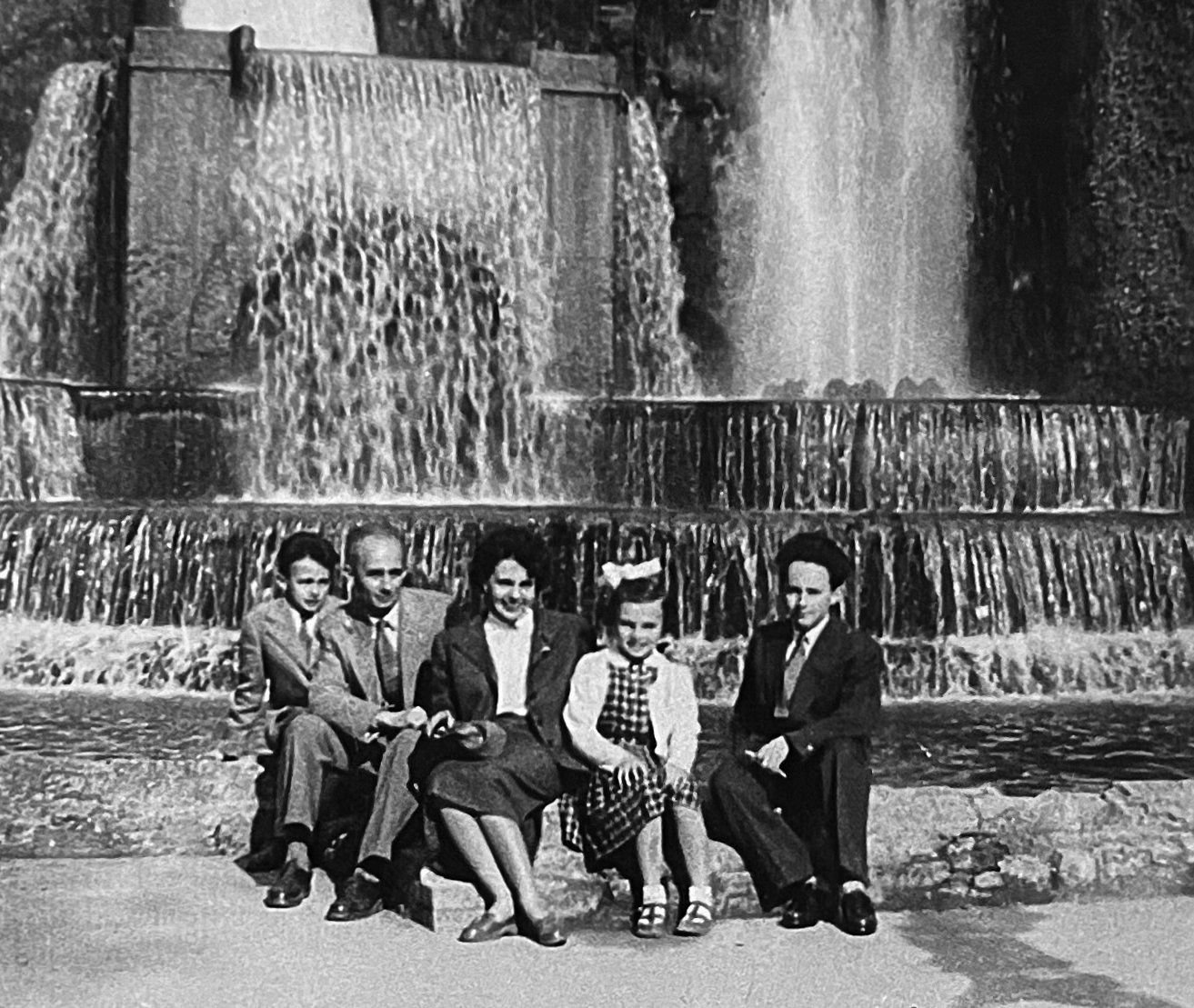 A Barabás család egy szökőkútnál Tivoliban •  Fotó: Fortepan/Béla I. Barabás