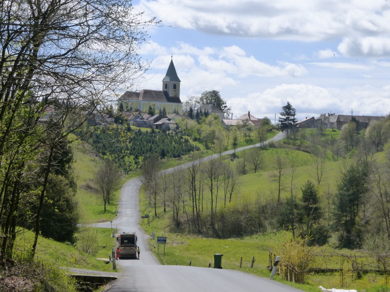 Apátistvánfalvához közeledve megkapó kép a dombon magasodó templom • Fotó: Csermák Judit