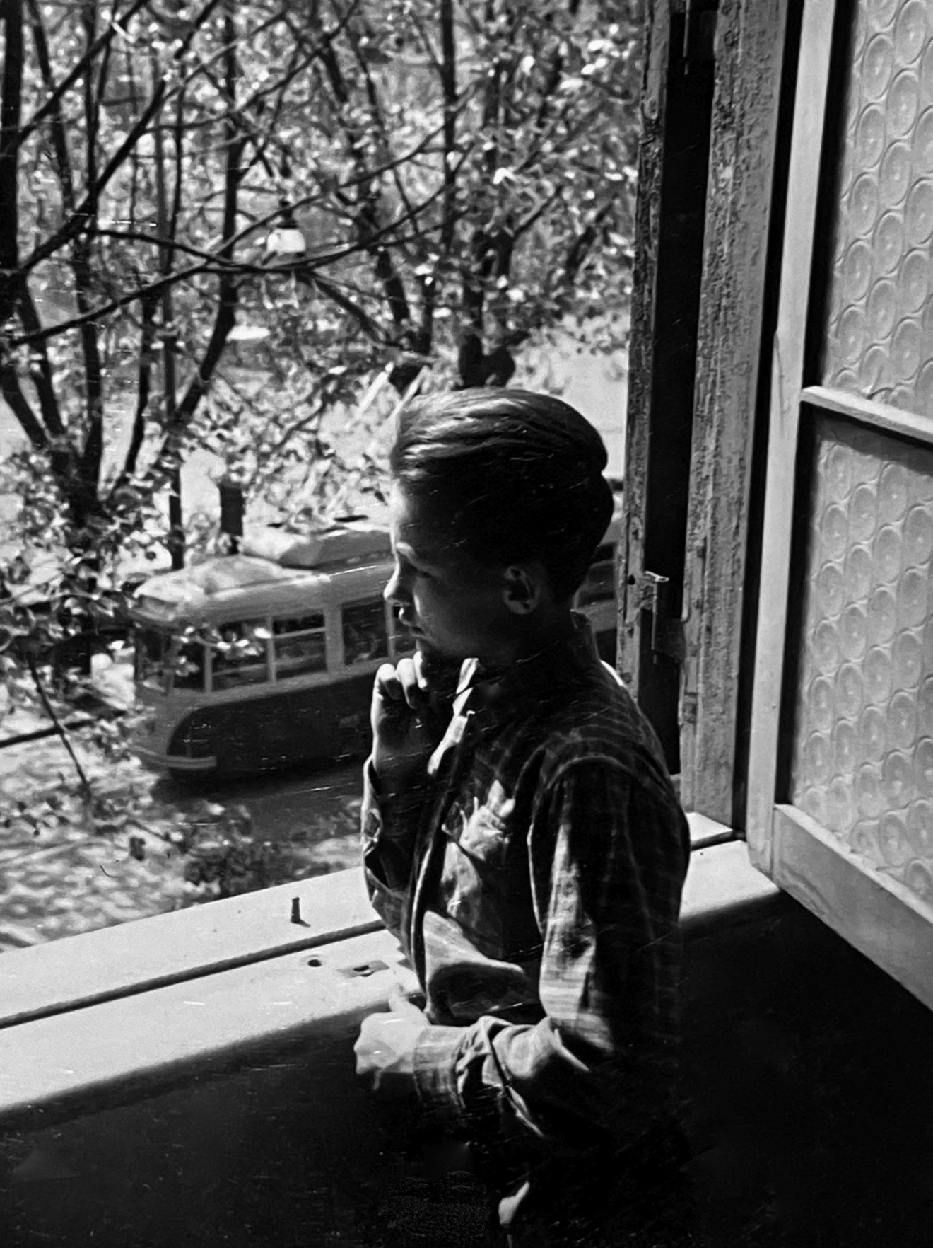 Barabás Béla a Falconieri-palota ablakából néz ki a Teverére •  Fotó: Fortepan/Béla I. Barabás