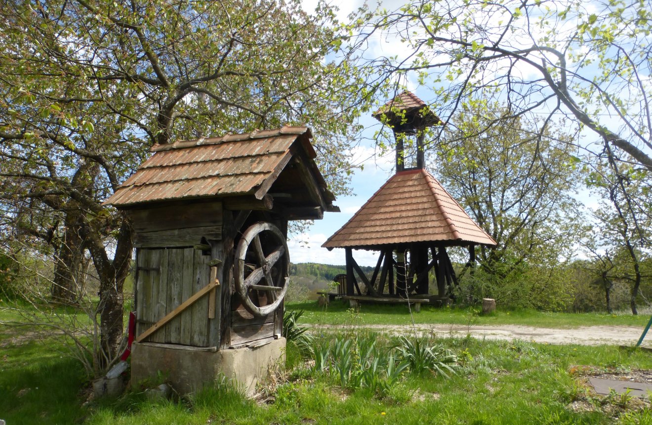 A kétvölgyi harangláb, a magaslatról magyar, osztrák és szlovén hegyeket látni •  Fotó: Csermák Judit