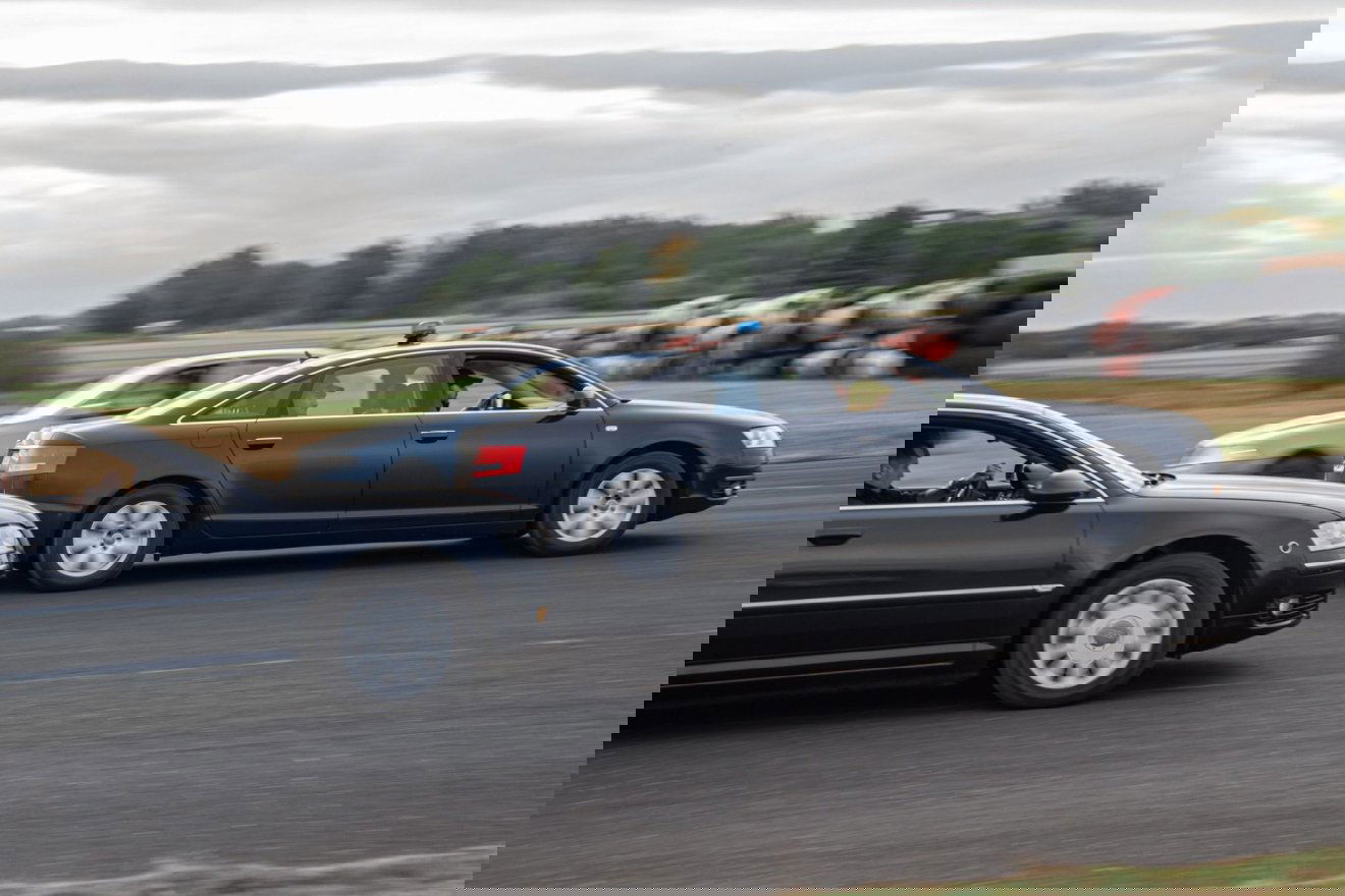 A biztosított kocsit rendszerint egy egész konvoj kíséri •  Fotó: Police.hu