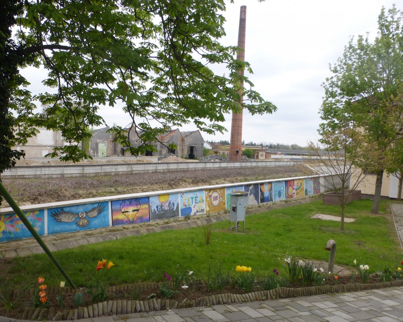 Kihívás, érték, jövő szavak a Gimnázium festett kerítésén, mögötte a múlt •  Fotó: Csermák Judit