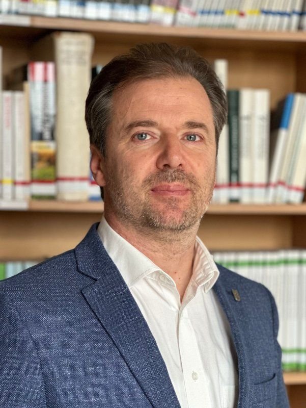 Nyárádi Imre István egyetemi oktató úgy véli, extrém időjárási viszonyok között a szárazságtűrő hibridek sem tudnak csodát művelni •  Fotó: Sapientia Erdélyi Magyar Tudományegyetem